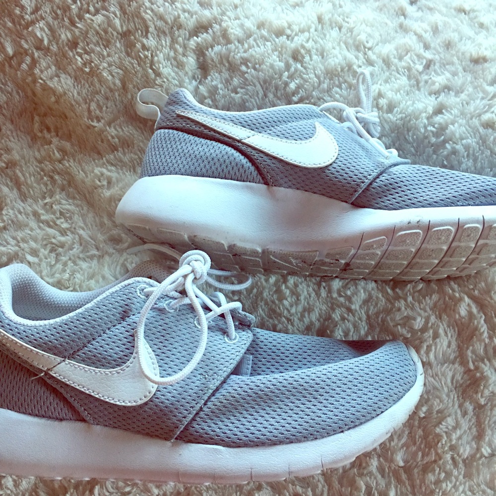 🐨🐨NIKE GRAY ROSHE ..gently used!!! 🐨🐨